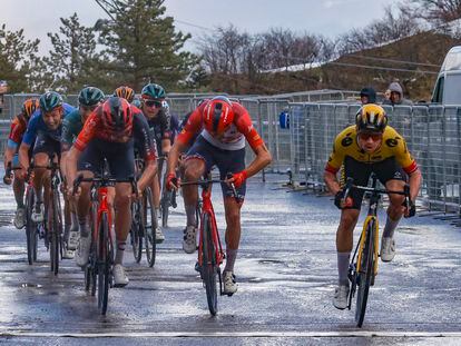 Roglic, a la derecha, esprinta para ganar en el cima de Sassotetto.