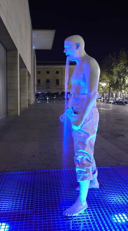 Escultura de Bernardí Roig que se exponía en la explanada del IVAM hasta el ataque vandálico.
