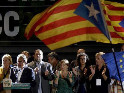 El presidente catal&aacute;n, Artur Mas, junto a los candidatos de Junts pel S&iacute; tras conocer los resultados del 27S. 