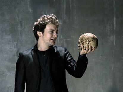 L'actor Pol López durant la seva actuació a l'obra 'Hamlet', de William Shakespeare, realitzada al Teatre Lliure.