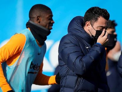 Dembélé y Xavi, en el entrenamiento del Barça de este sábado.