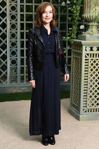 Negro + azul marino = perfección

Ya lo advertimos: el azul marino y el negro es una combinación ganadora. Isabelle Huppert, una de las invitadas al show de Chanel, defendió la elegancia de este binomio con maxivestido vaporoso y chaqueta de cuero.