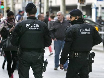 Dos Mossos d&#039;Esquadra en Barcelona. 