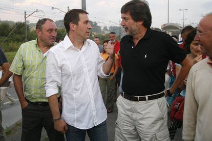 Arnaldo Otegi y Rafael Díez Usabiaga, a la salida del primero de la cárcel en 2008.