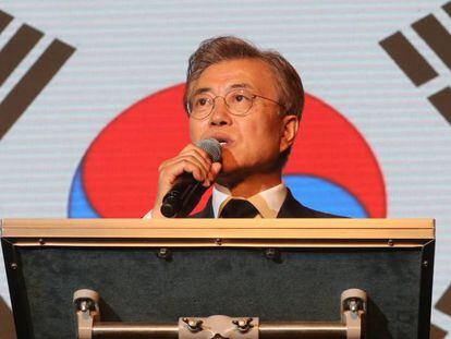 El presidente electo, Moon Jae-in habla a sus seguidores tras la victoria electoral, este martes en Seúl.