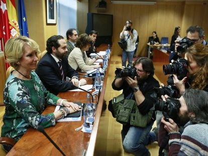 Esperanza Aguirre, durante su comparecencia en la comisión sobre corrupción de la Asamblea de Madrid, en 2016.