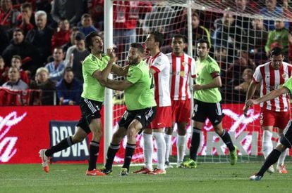 Los jugadores de Osasuna celebran el gol de Arribas.