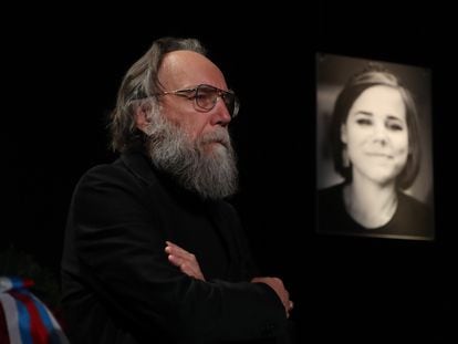 Moscow (Russian Federation), 23/08/2022.- Russian political philosopher Alexander Dugin, leader of the International Eurasian Movement, attends a mourning ceremony for his daughter, Russian journalist and political scientist Darya Dugina (Platonova), at the Ostankino Television Technical Center in Moscow, Russia, 23 August 2022. Dugina, 29, died on 20 August when the car she was driving blew up on a highway near Moscow. (Rusia, Moscú) EFE/EPA/MAXIM SHIPENKOV
