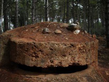 Bastión camuflado de ametralladoras en el bosque de Paredes.