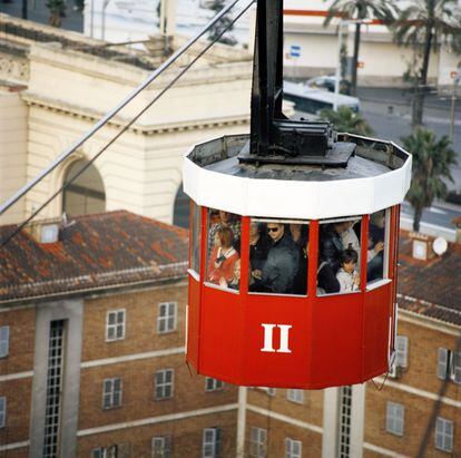 El teleférico que comunica el puerto con la montaña de Montjuïc es un mirador en movimiento sobre toda la ciudad. Fue construido para la Exposición Universal de 1929 y sigue funcionando. En la fotografía destaca el rojo intenso de la cabina número 2.