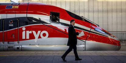 Uno de los trenes de alta velocidad de Iryo en la estación de alta velocidad de Valencia.