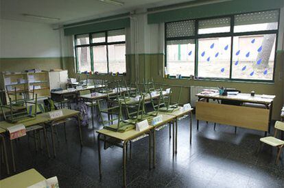 Aula sin alumnos esta mañana en el colegio público Pío XII de Santiago de Compostela