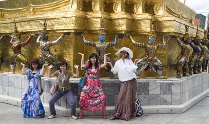 #ViajaDisfrutaRespeta es el lema del Año del Turismo Sostenible, que se celebra en 2017. El respeto a las culturas que acogen a los turistas es clave para evitar tensiones sociales. En la foto, turistas chinas se retratan con poco tacto en el Templo del Buda de Jade de Bangkok, Tailandia.
