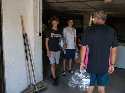 Vecinos de Monleras (Salamanca) acudían el viernes con garrafas al depósito de agua potable instalado por el Ayuntamiento.