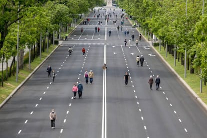 Peatones pasean en mayo por el Paseo de la Castellana, en Madrid, que se cerró al tráfico.
