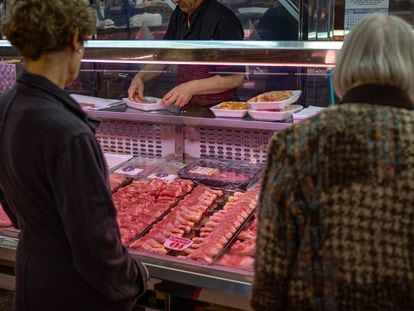 Dos mujeres compran en una carnicería de un mercado de Madrid, en una imagen de archivo.