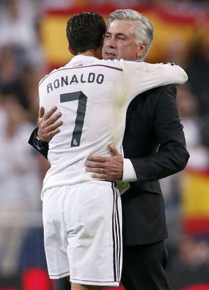 Ronaldo y Ancelotti se abrazan al finalizar el encuentro.