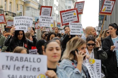 Trabajadores de Inditex en A Coruña se manifiestan este domingo en la ciudad.