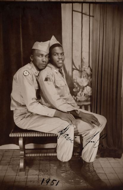 Esta fotografía es excepcional, en ella aparece escrito: "Davis & J. C." y la fecha: 1951. Hugh Nini y Neal Treadwell contaron a EL PAÍS que en su colección solo tienen una treintena de imágenes de parejas de negros o interraciales y que están interesados en ampliar su colección buscando más.