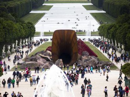 Varias personas observan la obra &#039;Dirty Corner&#039; (sucia esquina), del escultor angloindio Anish Kapoor, uno de los artistas m&aacute;s influyentes del mundo, expuesta en los jardines del Palacio de Versalles, en Par&iacute;s, Francia. 