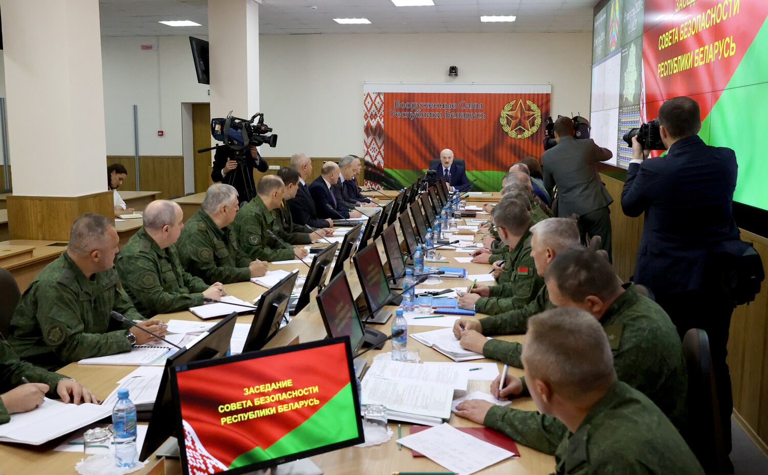 Lukashenko durante una reunión con el Consejo de Defensa de Bielorrusia, este sábado en Minsk.