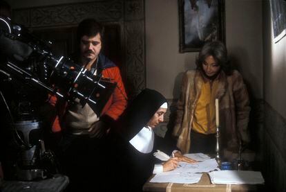 Josefina Molina (a la derecha) y Concha Velasco, en el rodaje de 'Santa Teresa de Jesús', serie de televisión de 1984.