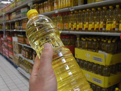 Botellas de aceite de girasol, en un supermercado de Madrid.