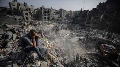 Un hombre sentado sobre los escombros después del bombardeo israelí del campo de refugiados de Jabalia en Gaza el 1 de noviembre. 