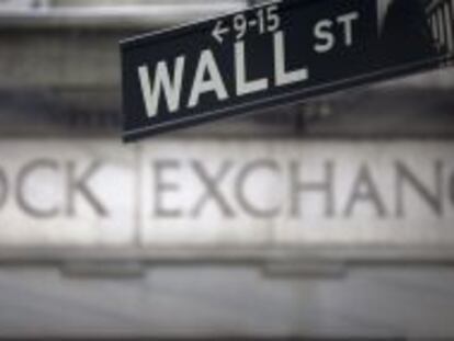 Cartel que anuncia la Bolsa estadounidense, situada en Wall Street, Nueva York