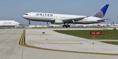 Un vuelo de United Airlines aterrizando en Chigago