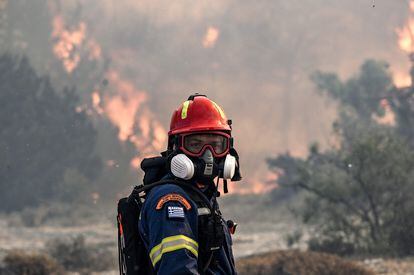 Un bombero durante un incendio cerca del pueblo de Vati, en el sur de la isla griega de Rodas, este martes. 