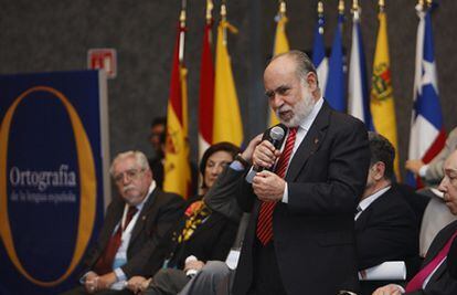 El director de la Academia Mexicana de la Lengua, José Guadalupe Moreno de Alba, habla durante la reunión de las 22 Academias de la Lengua Española en Guadalajara.