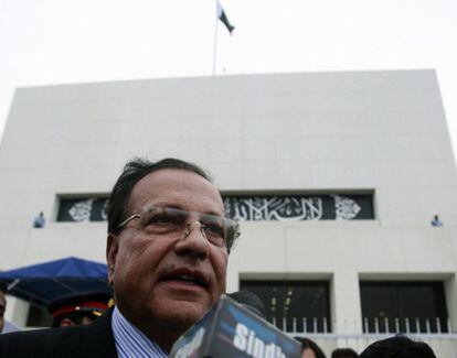 Salman Taseer, gobernador de la provincia de Punjab, habla a los medios en una fotografía de archivo.