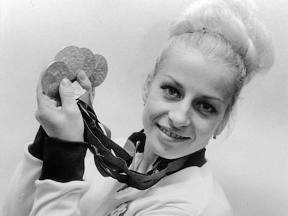 Vera Caslavska con las cuatro medallas de México 68.