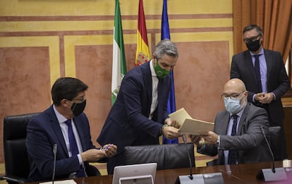 El vicepresidente de la Junta, Juan Marín (a la izquierda), y el consejero de Hacienda, Juan Bravo (en el centro), en la firma del acuerdo para aprobar los Presupuestos de Andalucía de 2021 con el portavoz del grupo parlamentario de Vox, Alejandro Hernández (a la derecha), en Sevilla el 18 de noviembre de 2020.