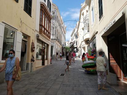 La calle Hannover, en Mahón (Menorca), llena de comercios y muy transitada por turistas.