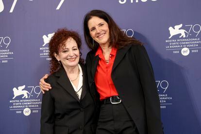 Nan Goldin (izquierda) y la directora Laura Poitras, antes de la rueda de prensa de 'All The Beauty and the Bloodshed'.