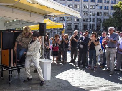Un espectacle de màgia va servir per inaugurar la Fira del Llibre d'Ocasió, en ple passeig de Gràcia de Barcelona.