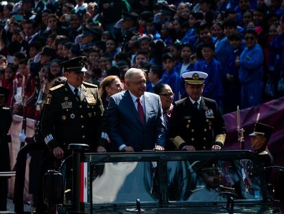 López Obrador arriba a la ceremonia por los Niños Héroes en Chapultepec (Ciudad de México), el 13 de septiembre, flanqueado por los secretarios de la Defensa y la Marina.