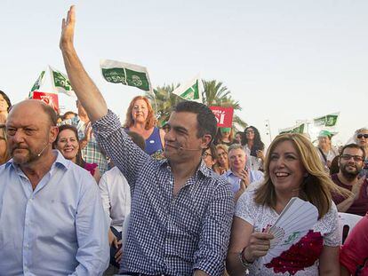 Pedro Sánchez junto a Susana Díaz este viernes en el cierre de campaña.