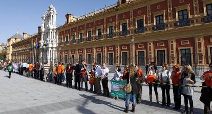 Trabajadores del sector público, durante una pasada protesta en Sevilla.