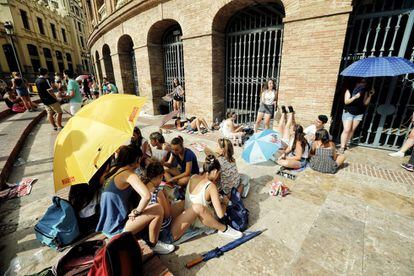 Más de 20 adolescentes acampan desde hace 15 días en la cola de la plaza de toros de Valencia, donde Alborán ofrecerá dos conciertos.
