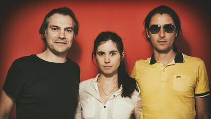 Javiera Mena (centro), con Florent (izquierda) y Banin (derecha), de Los Planetas, en una imagen de 2018.