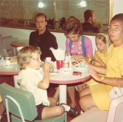 El rey Don Juan Carlos y su familia a principios de los años setenta en la heladería Santini de Cascais.