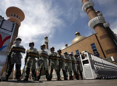Soldados pertrechados con material antidisturbios controlan el acceso a una mezquita en Urumqi.