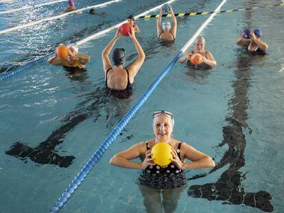 El grupo de aquagym para personas mayores del polideportivo municipal La Mina (Carabanchel)