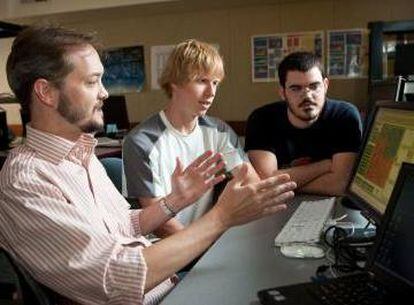 Los expertos en computación que están desarrollando el sistema de ciber-hormigas para proteger los ordenadores: Errin Fulp (izquierda), Brian Williams (centro) y Wes Featherstun