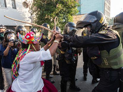 Un policía se enfrenta a un manifestante durante una gran manifestación en Lima (Perú) en contra del Gobierno, el 24 de enero.