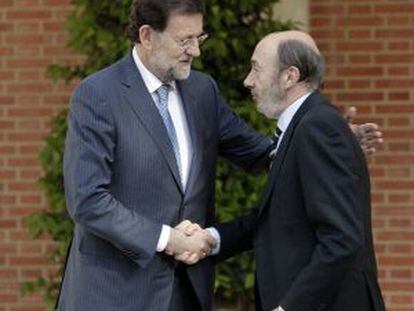 Rajoy y Rubalcaba se saludan antes de comenzar la reuni&oacute;n.