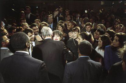 Clinton, de espaldas, saluda a Lewinsky en 1996